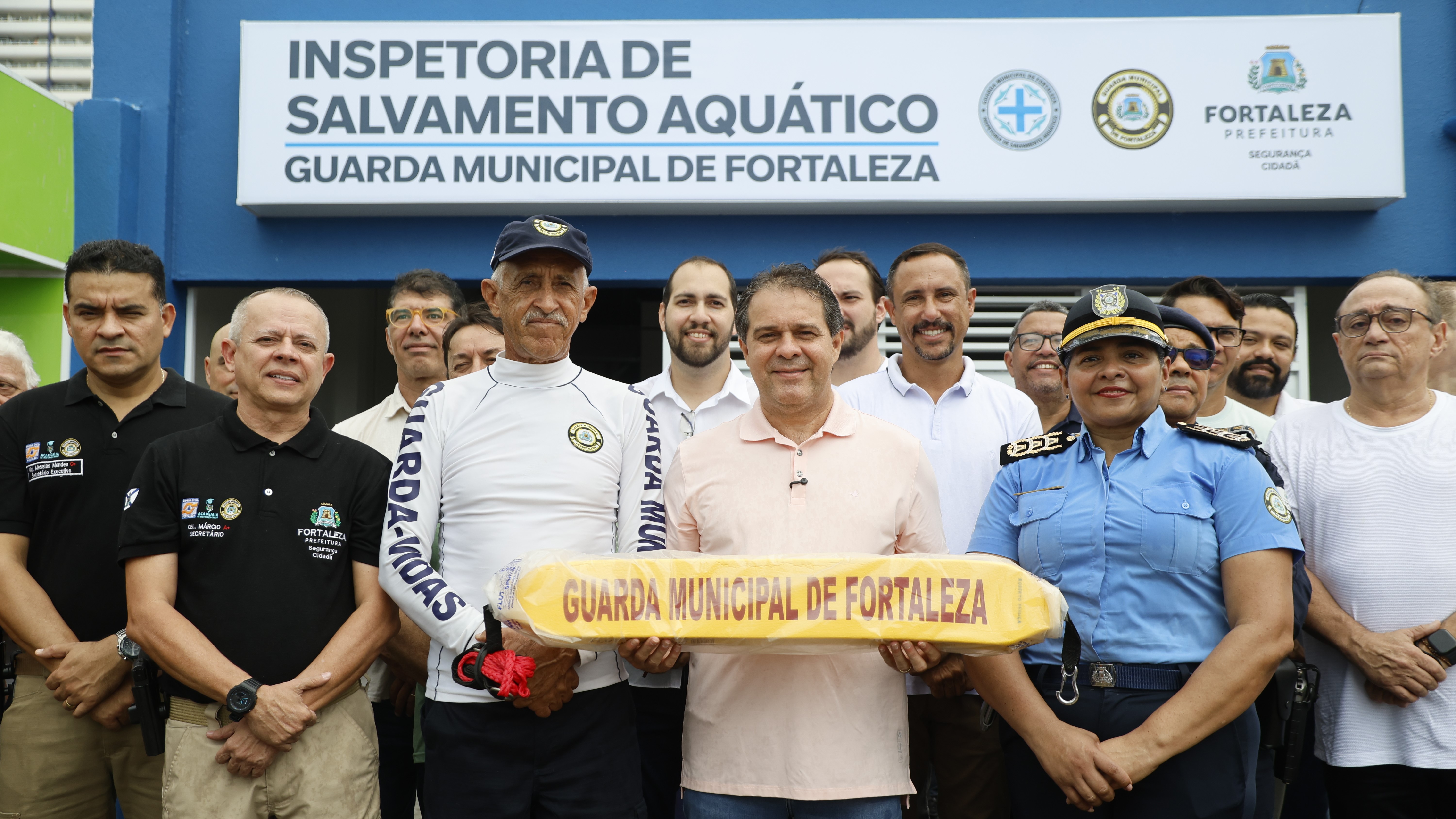 grupo de pessoas posa para a foto